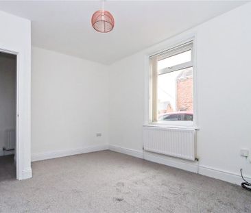 2 bedroom end of terrace house to rent - Photo 1