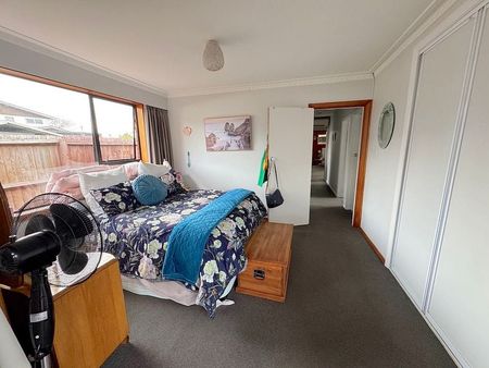 Beautiful home in well sought after neighbourhood - Photo 2