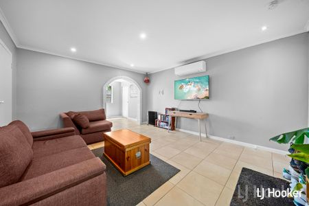 Split Level 2 Bedroom Townhouse in Central Queanbeyan - Photo 3