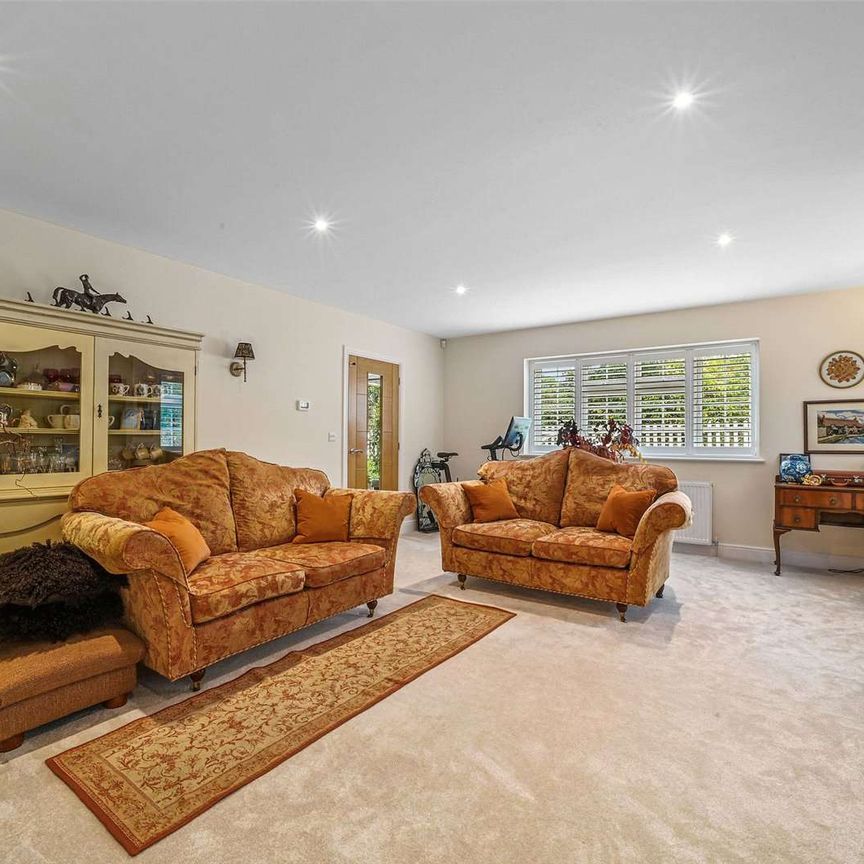 A contemporary four-bedroom family home in a countryside setting close to Chigwell - Photo 1