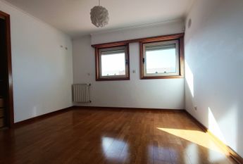 Apartamento T3 com Terraço Privativo para Arrendamento em Nova Queijas