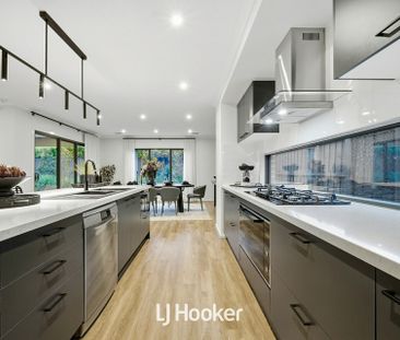 Ex-Display Luxury Home with Five Private Suites & Multiple Living Areas - Photo 2