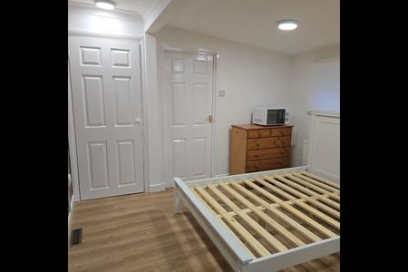 Studio Flat, Pavilion Way, HA8 - Photo 4