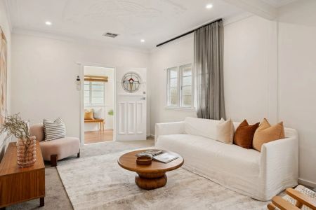 Beautifully Refreshed Family Home in Sought-After Hawthorne - Photo 2