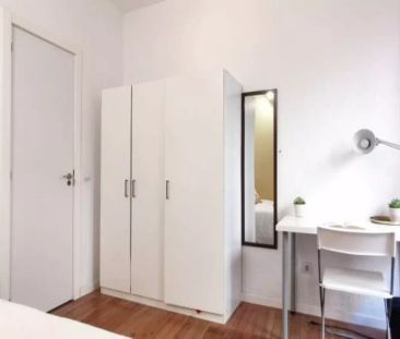 Room in a shared 12-bedroom apartment for rent in Cortes, Madrid. - Photo 2