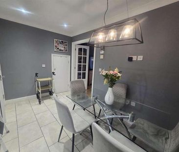 Pembroke Mews, GU14 - Photo 3