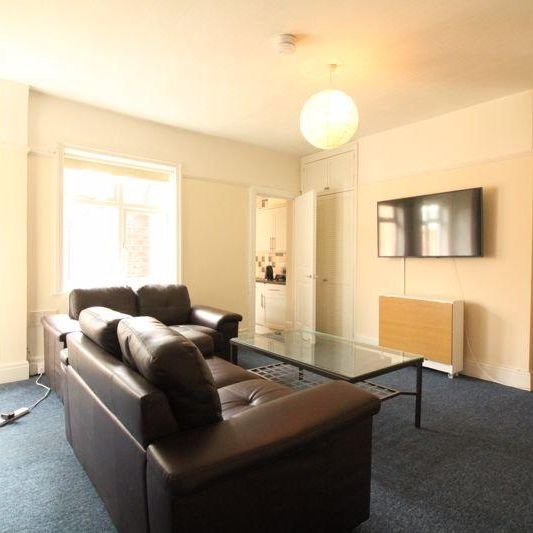 3 bedroom flat to rent - Photo 1