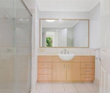 Spacious 3 Level Townhouse with 3 large Balconies - as big as a house! - Photo 1