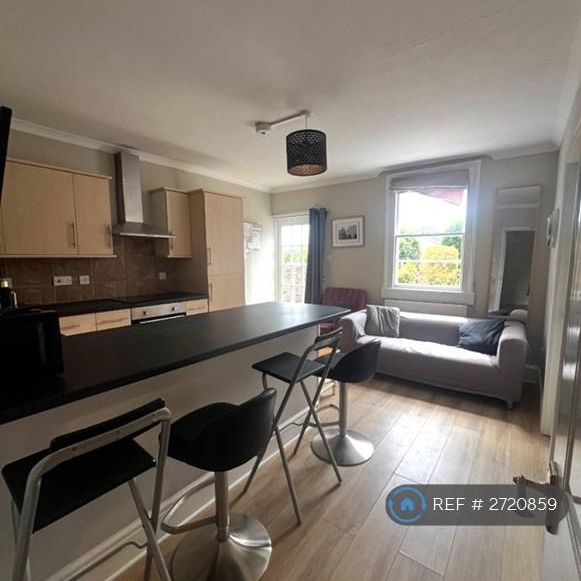 3 bedroom flat to rent - Photo 1