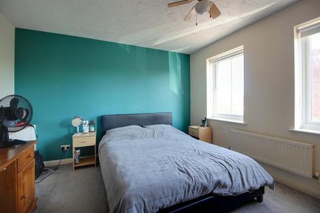 2 bedroom end of terrace house to rent - Photo 2