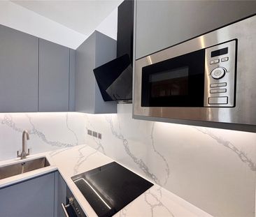 Roop House, Fleet, Hampshire, GU51 - Photo 5