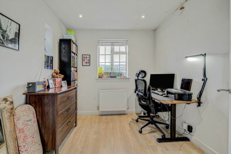 Walton Road, KT8, London - Photo 5