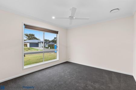 BEAUTIFUL HOME- WITH DUCTED-AIR CON! - Photo 3