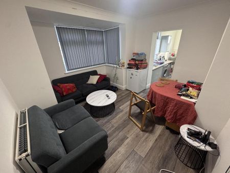 1 bedroom in a house share to rent - Photo 4