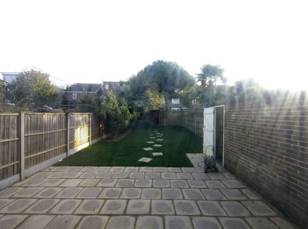 3 Bed Terraced House, More Close, E16 - Photo 3