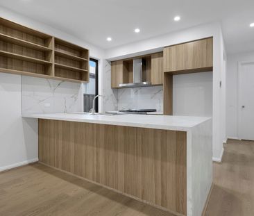 Looking for space, luxury, and flexibility? 87 Molesworth Crescent ... - Photo 6