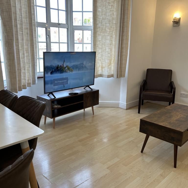 4 bedroom flat to rent - Photo 1
