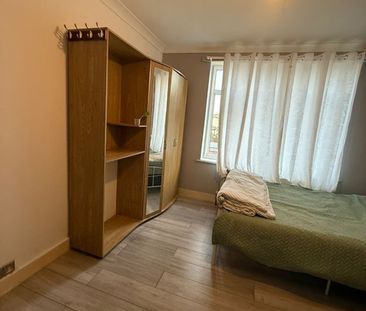 Room in a Shared House, Ilford, IG4 - Photo 3