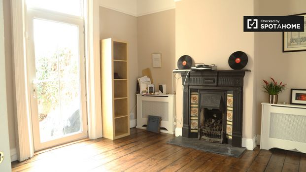 Bright room in 4-bedroom apartment in Terenure, Dublin - Photo 1