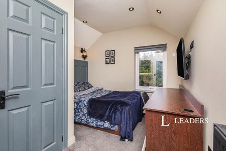 5 bedroom semi-detached house to rent - Photo 2