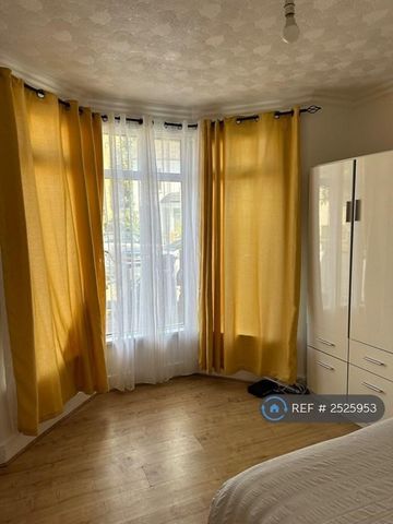 4 bedroom terraced house to rent - Photo 4