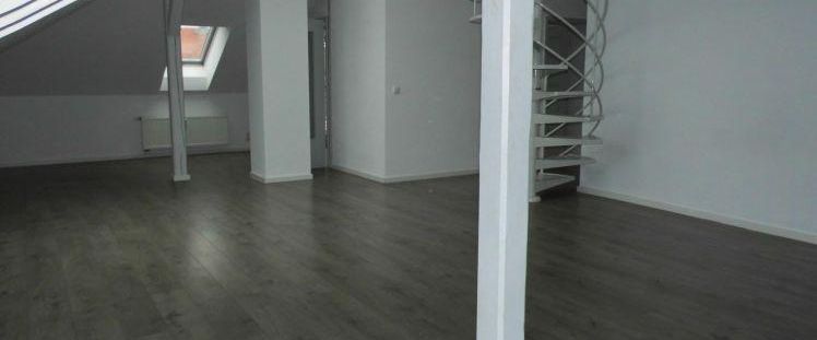 Top-ausgestattete 2-1/2-Zimmer-Maisonette-Wohnung mit sonniger Dachterrasse und Stellplatz in Stadtlage zu vermieten! - Photo 1