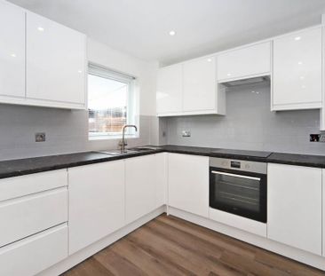 3 bedroom semi-detached house to rent - Photo 6