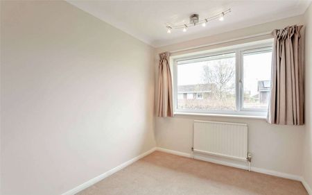 A bright and spacious five-bedroom family home situated in the highly sought-after area of Newnham, just minutes from central Cambridge. - Photo 4