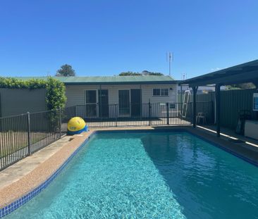 Renovated 1 bedroom granny flat with shared inground swimming pool - Photo 2