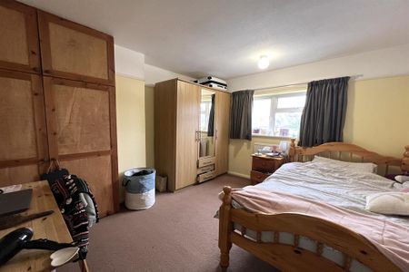 4 bedroom semi-detached house to rent - Photo 3