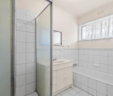 Comfort, Space & Convenience in the Heart of Gladstone Park - Photo 6