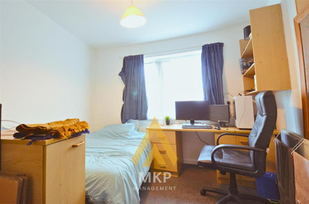 4 bedroom apartment to rent - Photo 3