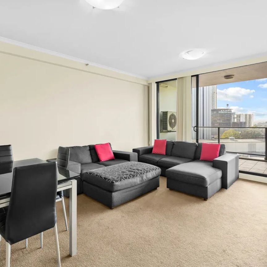NEWLY UPDATED FULLY FURNISHED ONE BEDROOM WITH VIEWS - CBD LOCATION - Photo 1