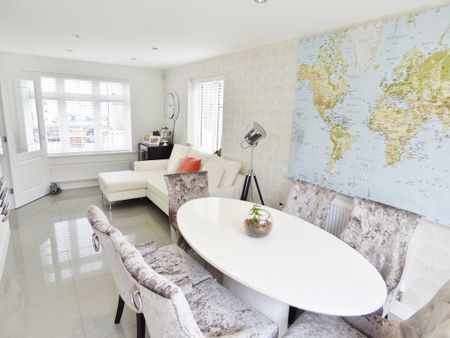 4 bedroom detached house to rent - Photo 4