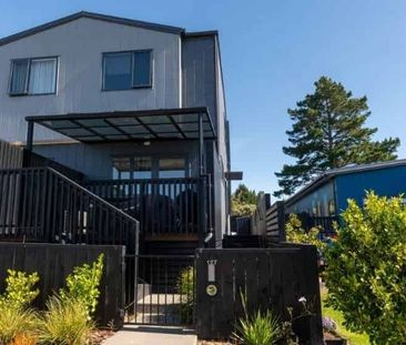 Trendy and near new - Photo 3