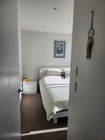 Immaculate furnished 13th floor 1BR apt + park - Photo 4
