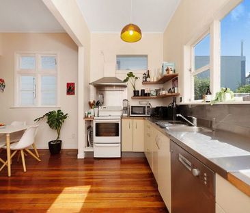 Sunny 4 Bedroom Home with Courtyard - Photo 4
