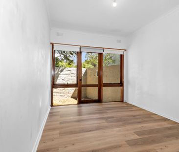 Charming Coastal Cottage - Convenience, Comfort & Character - Photo 2