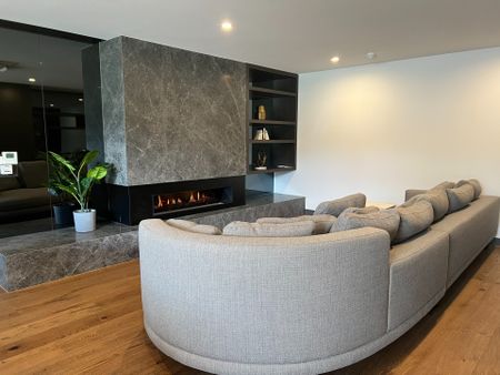 Luxury Living - 2 Bedroom Apartment with second bathroom and study. - Photo 3