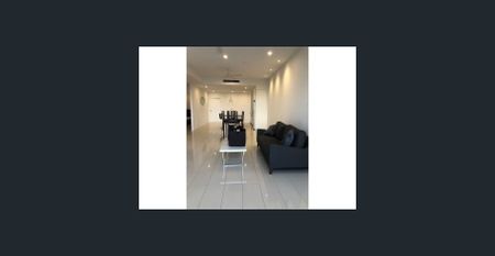 Spacious 2 Bedroom 2 Bathroom Apartment on Ground Floor! - Photo 2