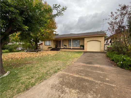 Large Family Home In South Dubbo - Photo 1