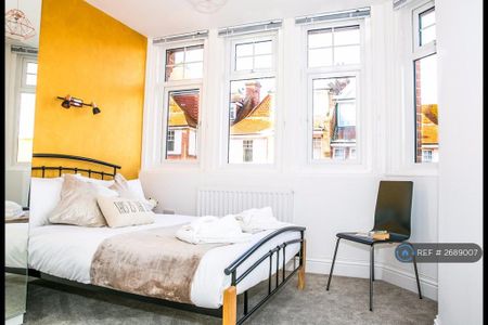 3 bedroom flat to rent - Photo 3