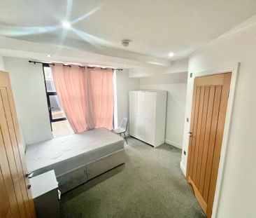 1 bedroom in a flat share to rent - Photo 2