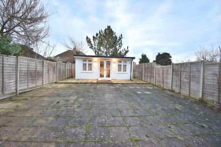 Erleigh Court Gardens, Reading, RG6 - Photo 4