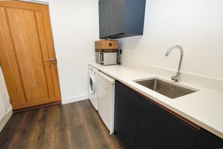 5 bedroom detached house to rent - Photo 3