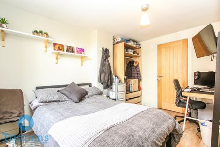 2 bed Apartment for Rent - Photo 2