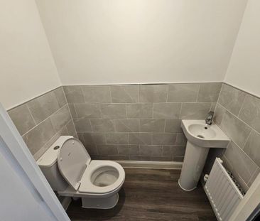 1 bedroom in a flat share to rent - Photo 3