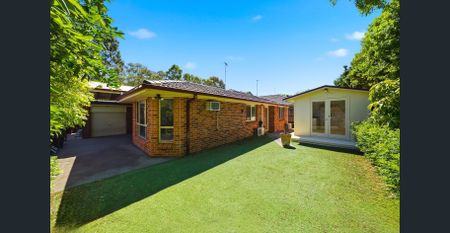 Exquisite Family Residence with Self-Contained Granny Flat – 10 Bamboo Way, Stanhope Gardens - Photo 2