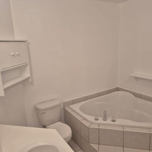 GRAND ET SUPERBE 4 1/2 Style Condo à LOUER au 1er juillet, avec Thermopompe neuve 2025. - Photo 2