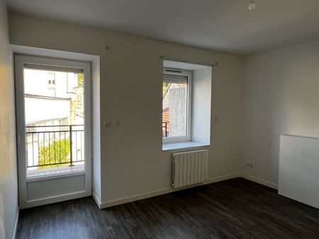 T3 AVEC BALCON ET CAVE - CENTRE PONTCHARRA S/TURDINE - Photo 2